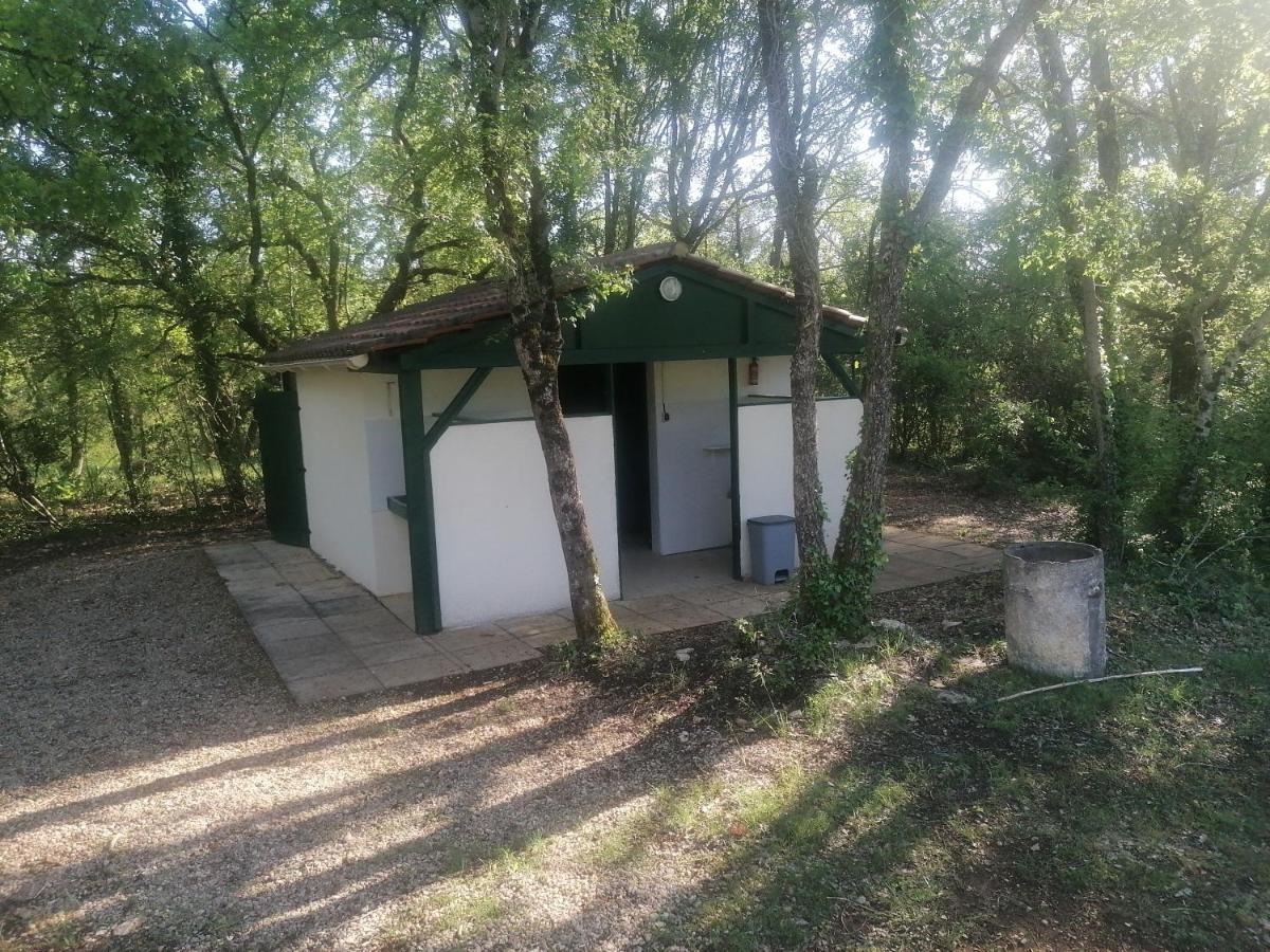 Emplacement Tente Camping Car Saint-Aubin-de-Nabirat Extérieur photo