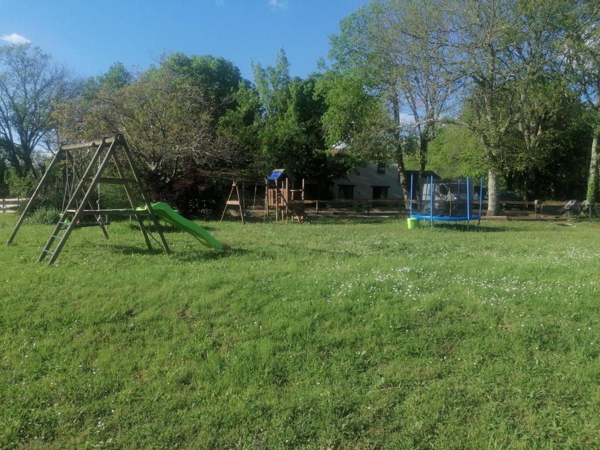 Emplacement Tente Camping Car Saint-Aubin-de-Nabirat Extérieur photo