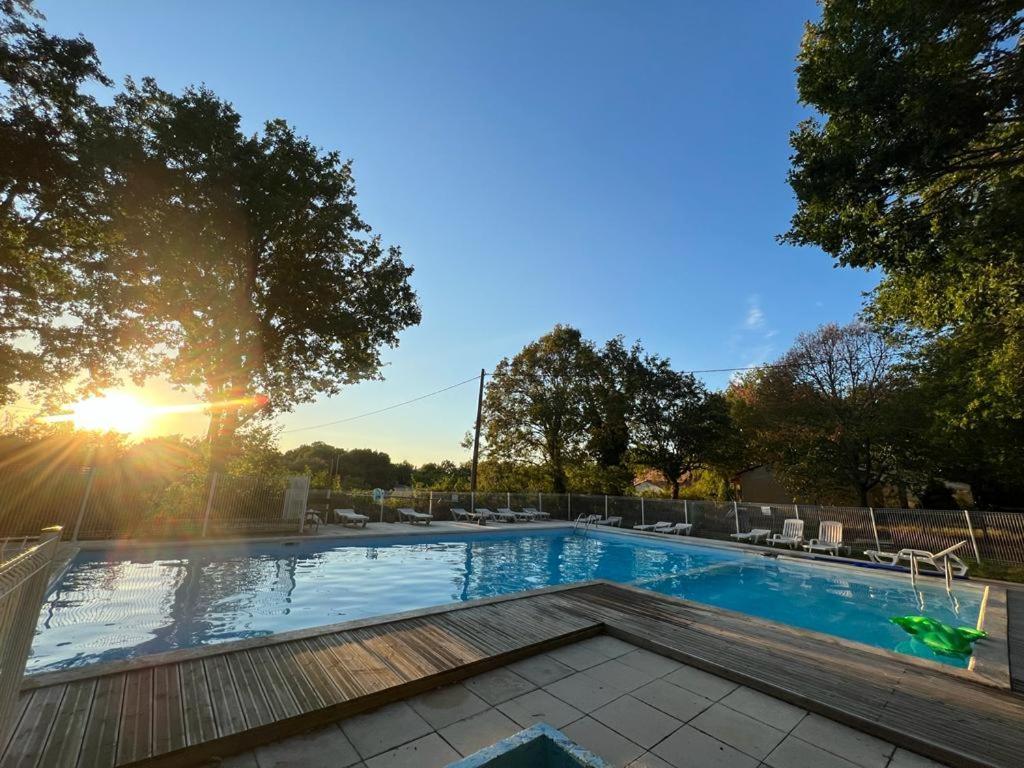 Emplacement Tente Camping Car Saint-Aubin-de-Nabirat Extérieur photo